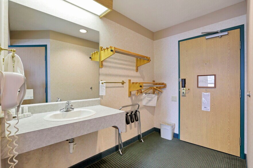 More Photos Of 509 S Wooster Ave, Strasburg Hotel For Sale