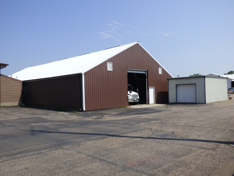 More Photos Of 108 N Renville St, Winthrop Distribution For Sale