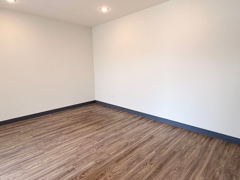 More Photos Of 4173 N 20th St, Ozark Warehouse For Lease