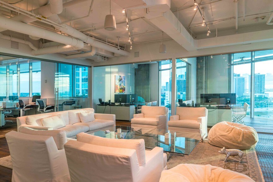 More Photos Of 900-990 Biscayne Blvd, Miami Apartments For Sale
