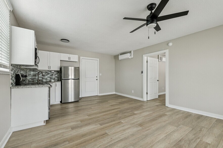 More Photos Of 801 W Montrose St, Clermont Restaurant For Sale