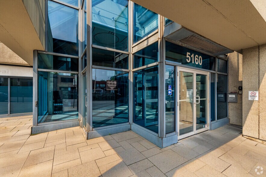 More Photos Of 5160 Boul Décarie, Montréal Office For Sale