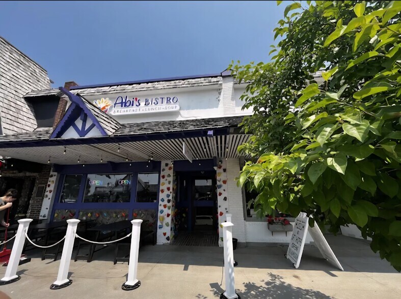 More Photos Of 324 W Main St, Gaylord Restaurant For Sale