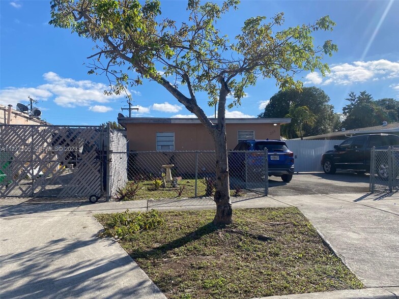 More Photos Of 1976-1992 E 4th Ave, Hialeah Storefront For Sale