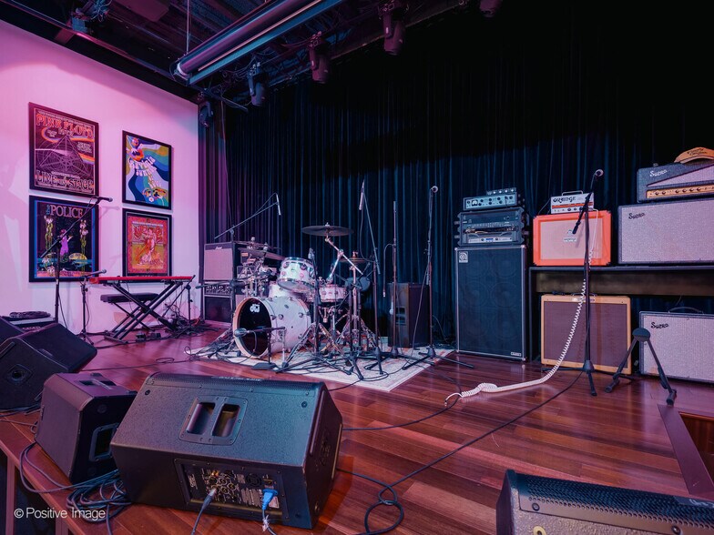 More Photos Of 610-642 Anthony Trl, Northbrook Light Distribution For Sale