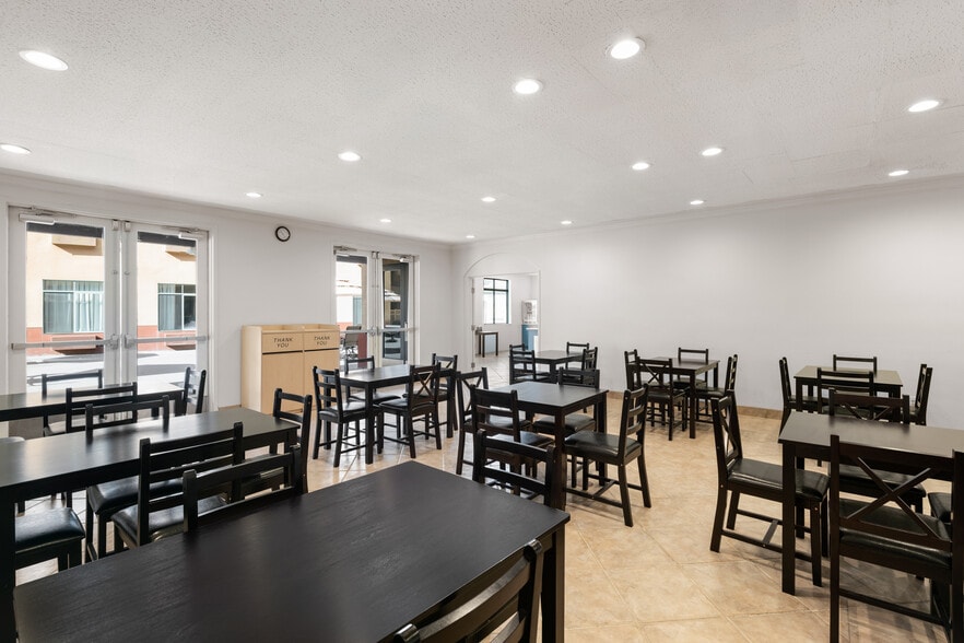 More Photos Of 631 Camino del Rio S, San Diego Hotel For Sale