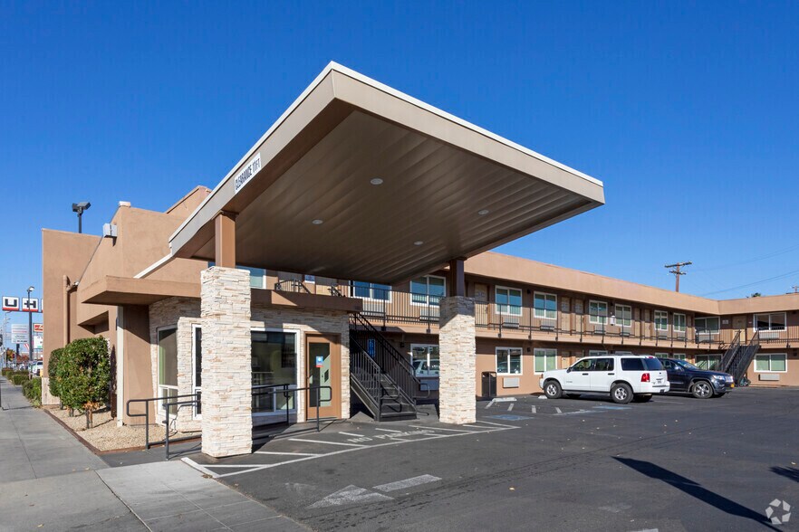 Primary Photo Of 6090 N Blackstone Ave, Fresno Hotel For Sale