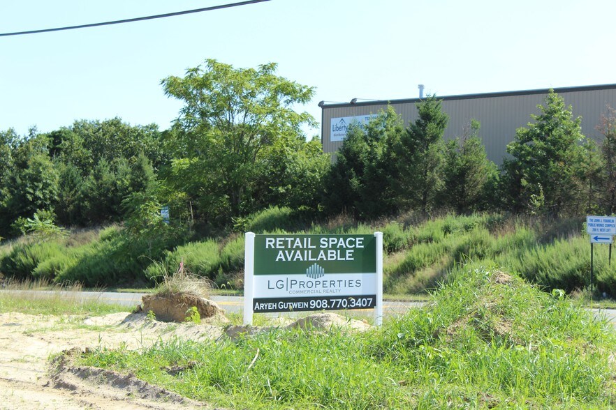 More Photos Of 10 America Ave, Lakewood Freestanding For Lease