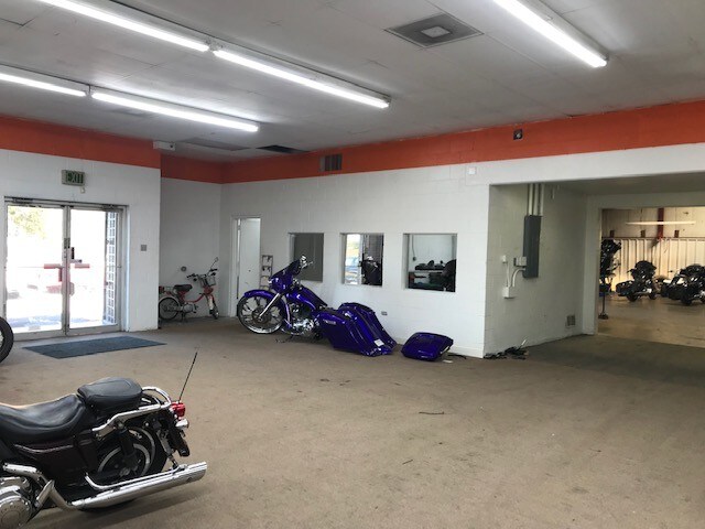 More Photos Of 8326-8330 Harry Hines Blvd, Dallas Auto Repair For Lease