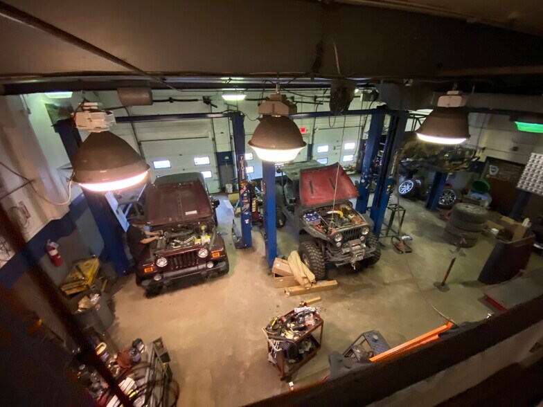 More Photos Of 29 Bridge St, Pelham Auto Dealership For Lease
