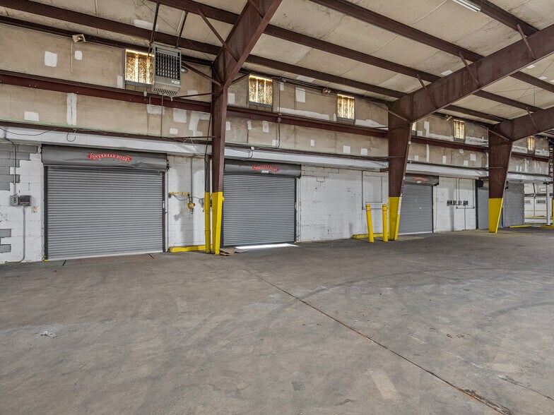 More Photos Of 729 S Church St, Spartanburg Warehouse For Lease