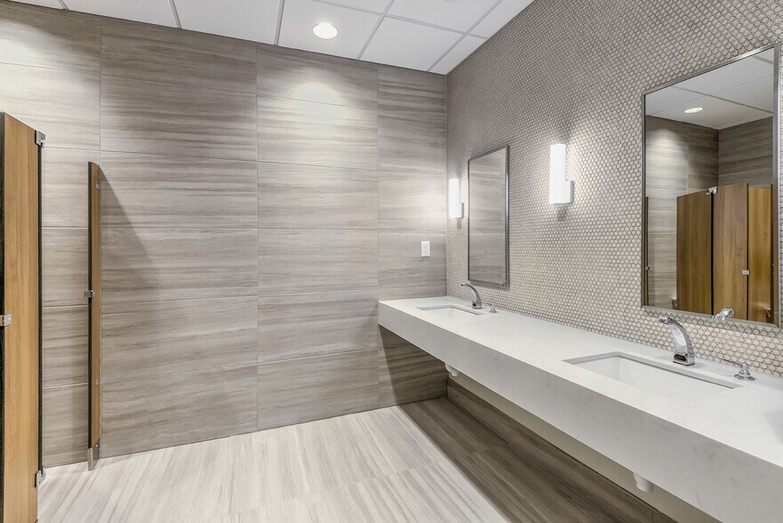 More Photos Of 9405 Arrowpoint Blvd, Charlotte Office For Lease