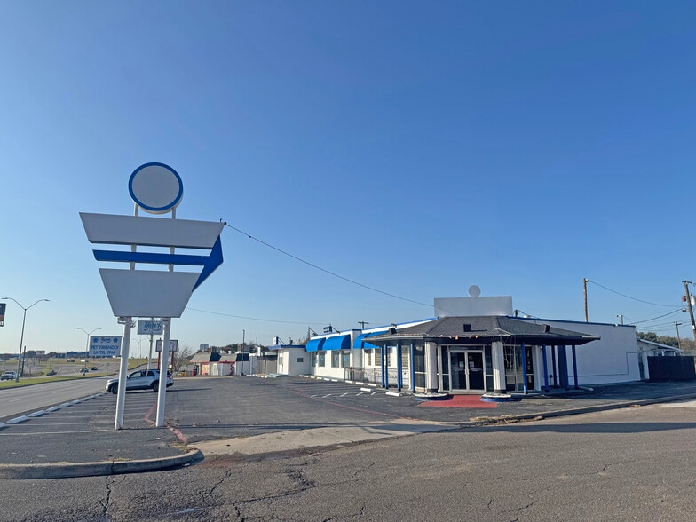 Primary Photo Of 3500 Alta Mere Dr, Fort Worth Restaurant For Lease