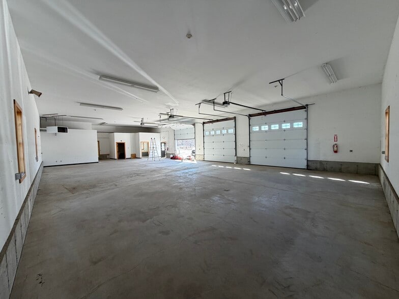 More Photos Of 1667 White Mountain Hwy, Sanbornville Showroom For Sale