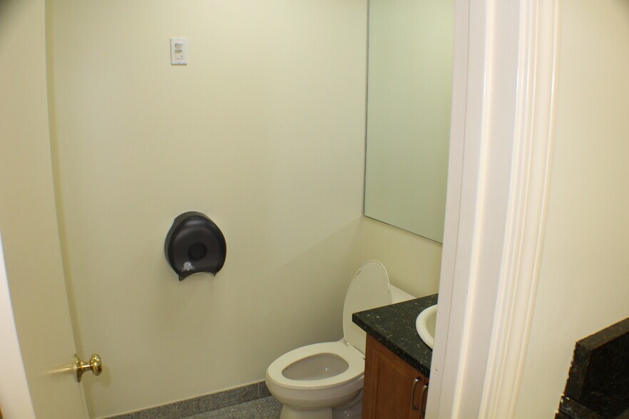 More Photos Of 1637 N Eastman Rd, Kingsport Office For Lease