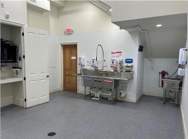 More Photos Of 5808 Magazine St, New Orleans General Retail For Sale