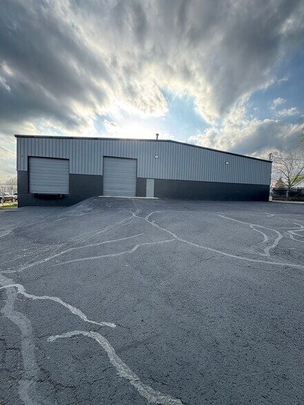 More Photos Of 1401 Fotler St, Springfield Warehouse For Lease