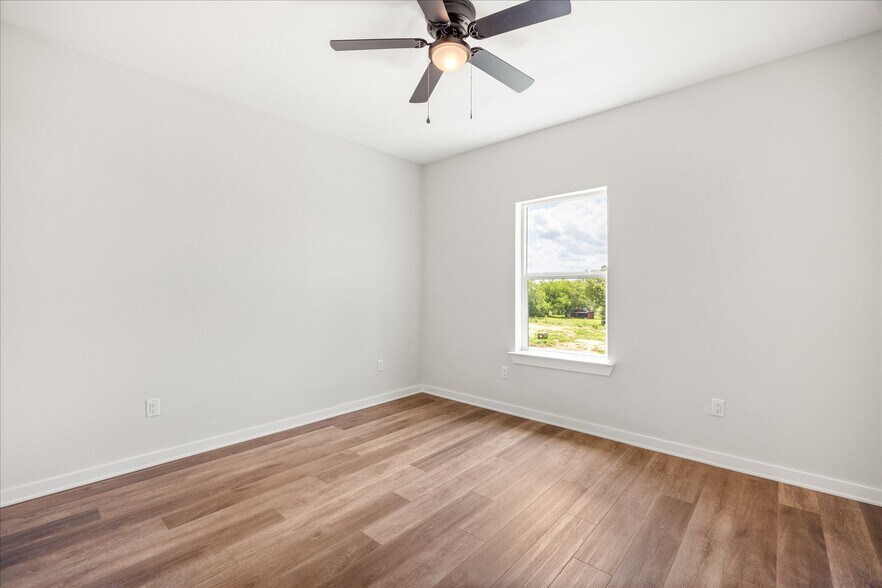 More Photos Of 710 N Sycamore St, Hico Apartments For Sale