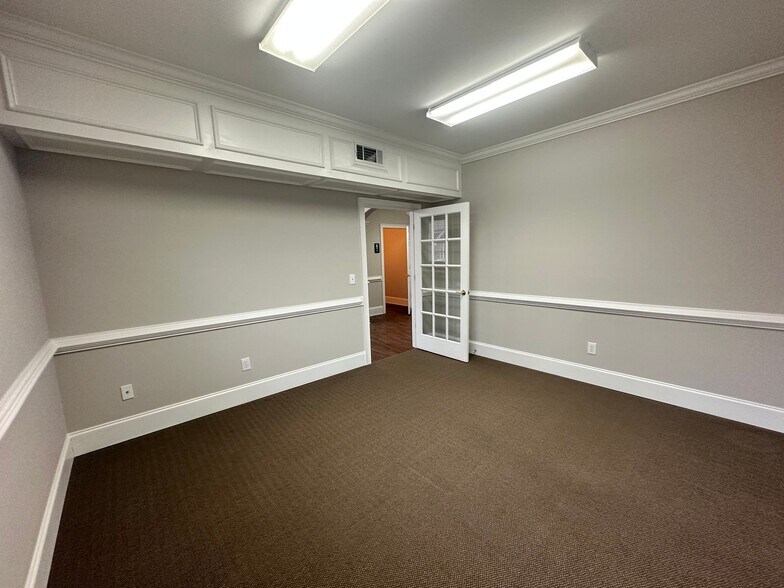 More Photos Of 327 Dahlonega St, Cumming Medical For Sale