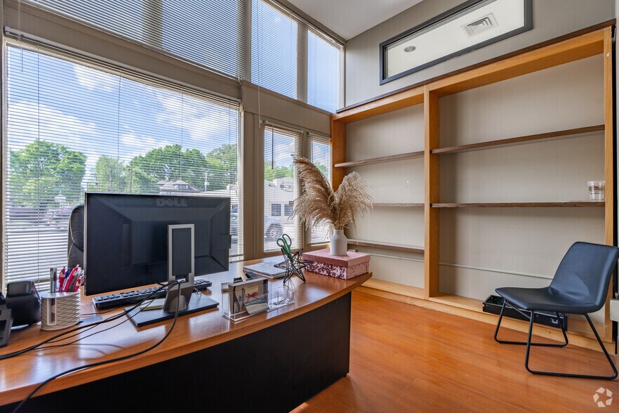 More Photos Of 1726 Poplar Ave, Memphis Medical For Sale