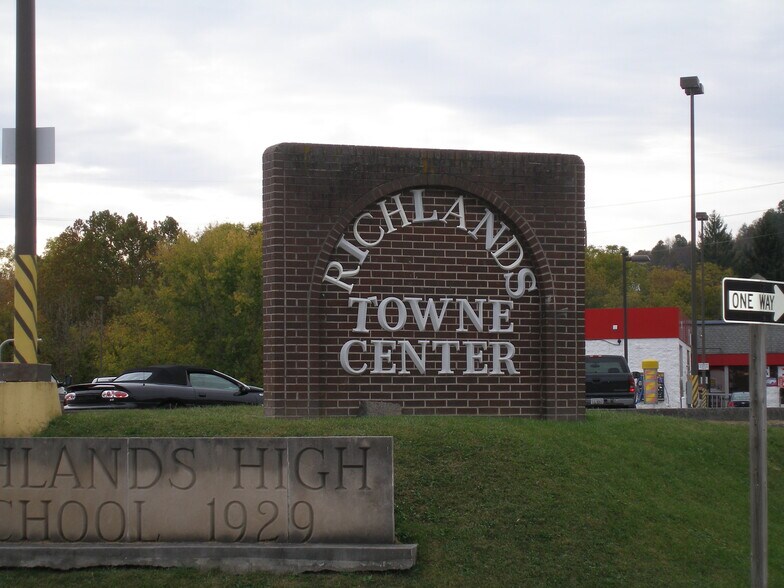 More Photos Of 2006 2nd St, Richlands General Retail For Lease