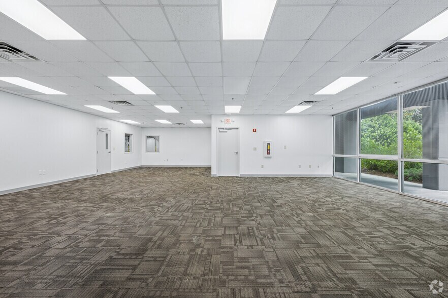More Photos Of 125 Southside Ct, McDonough Distribution For Lease