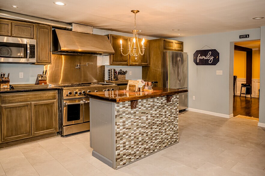 More Photos Of 2735 PA-390, Canadensis Hospitality For Sale