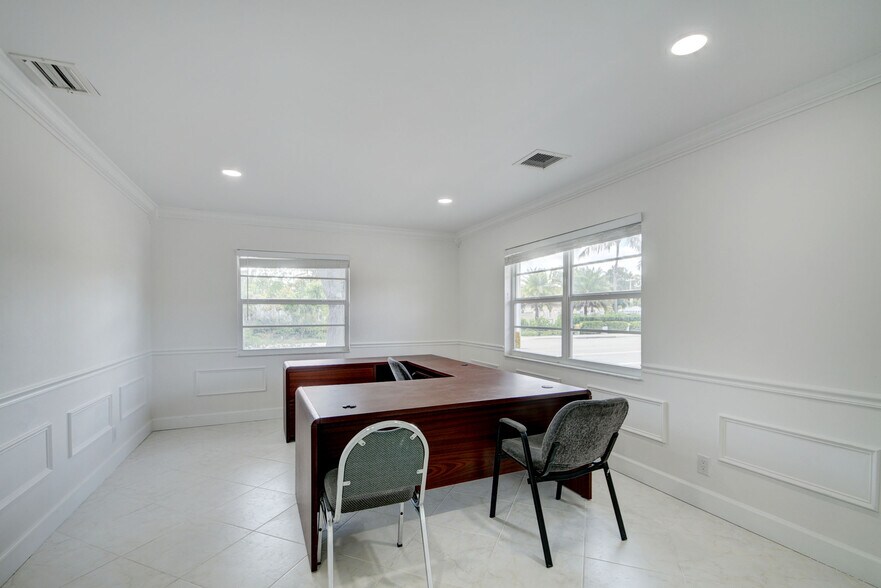 More Photos Of 830 N Federal Hwy, Lake Worth Office For Lease