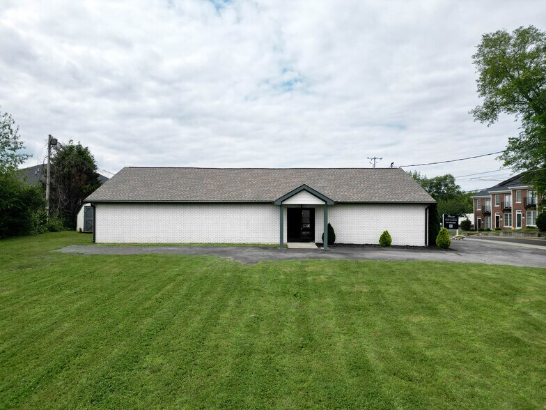 More Photos Of 99 Marion St, Clarksville Freestanding For Lease