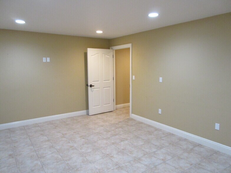 More Photos Of 12652 Prosperity, Tulare Flex For Lease