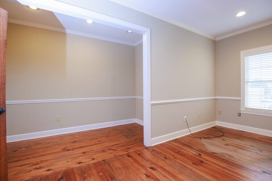 More Photos Of 106 N Alexander Ave, Washington Office For Sale