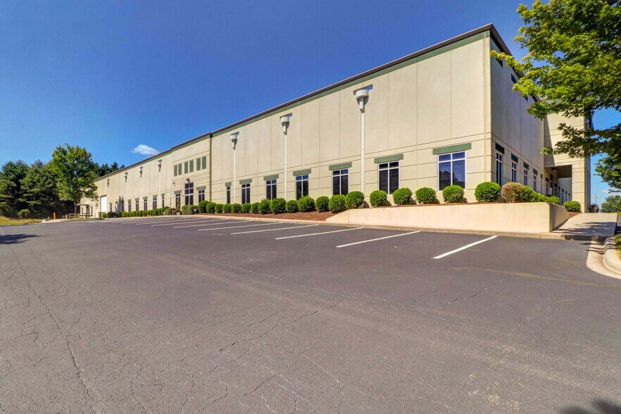 More Photos Of 160 Cedar Pointe Dr, Mooresville Flex For Sale