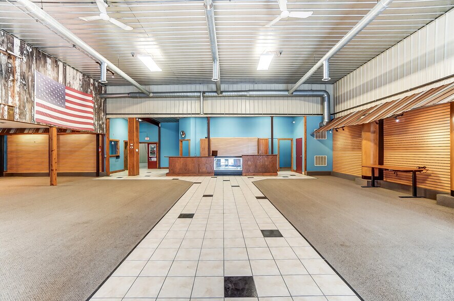 More Photos Of 20660 W Bowling Green Road, Weston Auto Repair For Lease