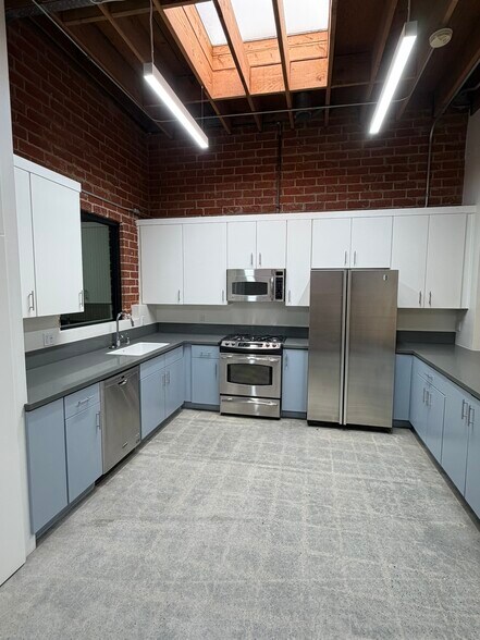 More Photos Of 2558 Overland Ave, Los Angeles Office For Lease