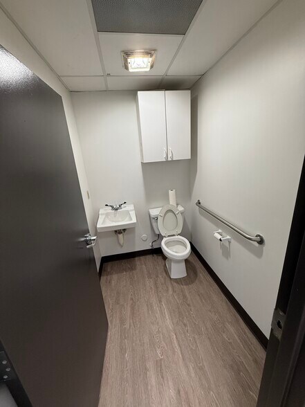 More Photos Of 7737 E 42nd Pl, Tulsa Warehouse For Lease