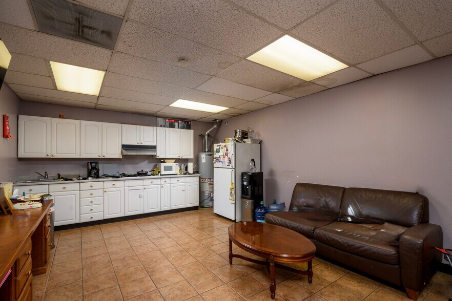 More Photos Of 16346-16348 Whittier Blvd, Whittier General Retail For Lease