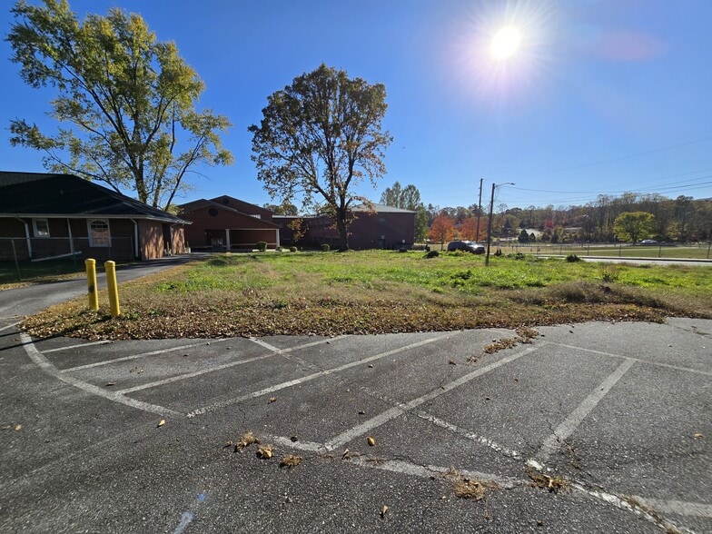 More Photos Of 913 9th Ave W, Hendersonville Skilled Nursing Facility For Sale