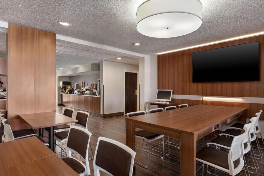 More Photos Of 196 Virginia Ave S, Tifton Hotel For Sale