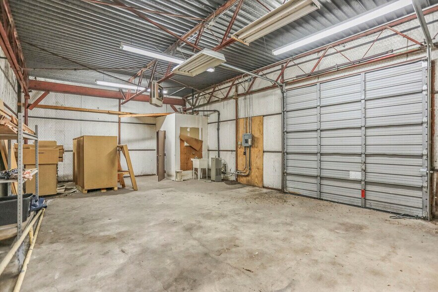 More Photos Of 11117 Shady Trl, Dallas Office For Sale
