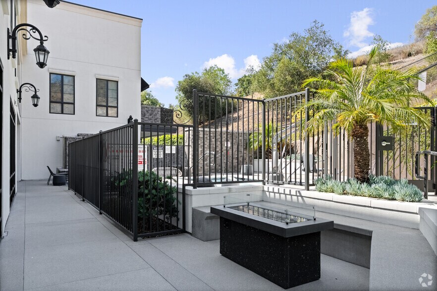 More Photos Of 1710 E Thousand Oaks Blvd, Thousand Oaks Apartments For Lease