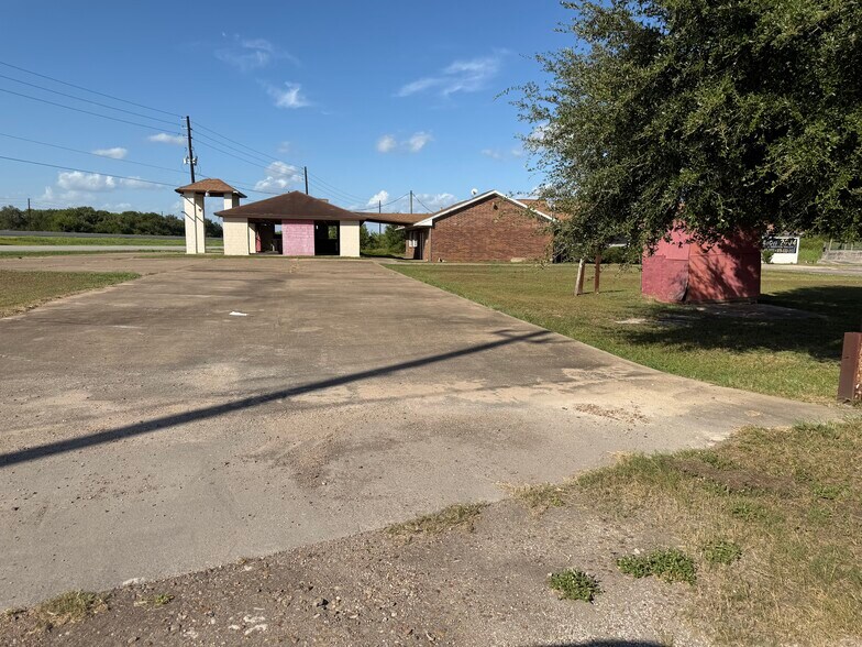 More Photos Of 111 County Road 227, East Bernard Freestanding For Lease