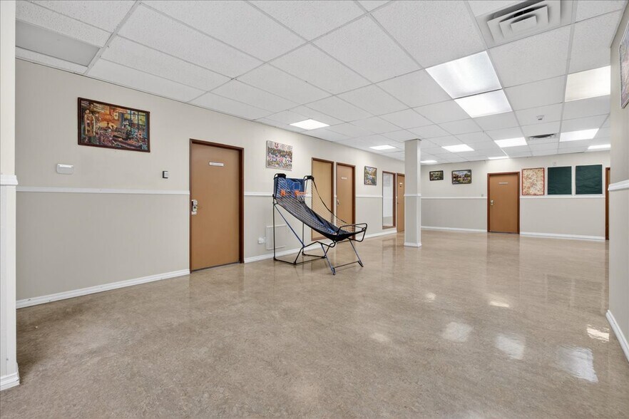 More Photos Of 11831 123 St NW, Edmonton Office For Sale