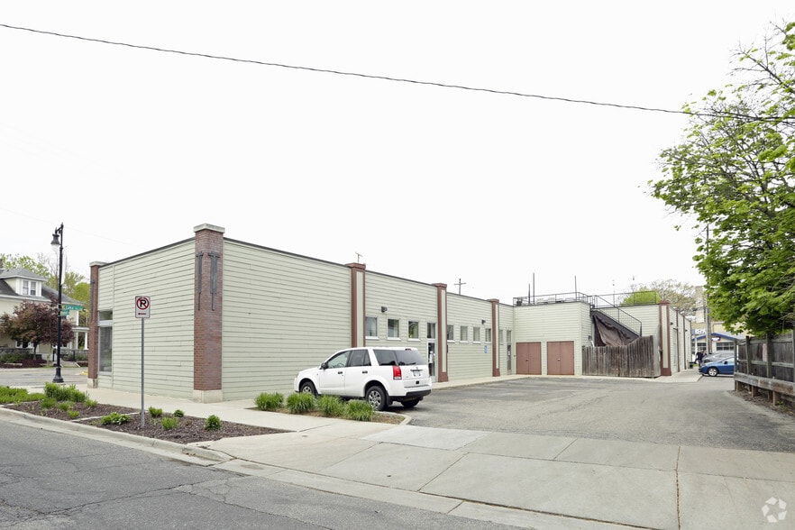 More Photos Of 1007 Lake Dr SE, Grand Rapids Freestanding For Sale