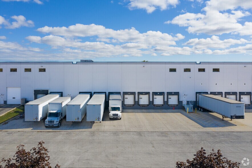 More Photos Of 601-609 Dempster St, Mount Prospect Warehouse For Lease