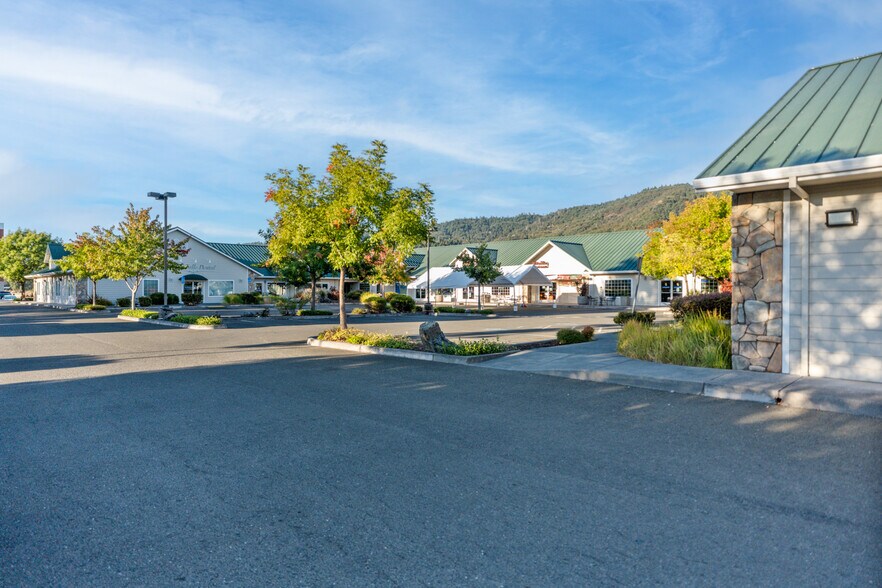 More Photos Of 1252 Airport Park Blvd, Ukiah General Retail For Lease