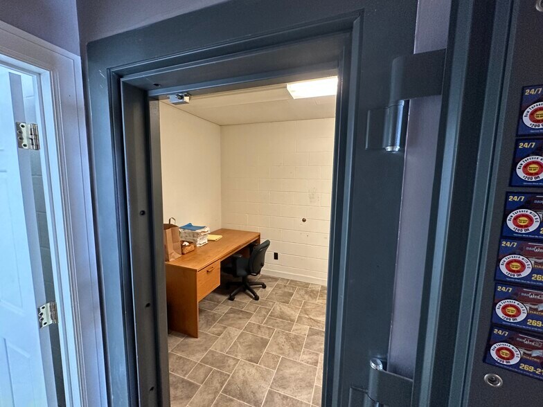 More Photos Of 8275 N 32nd St, Richland Office For Sale