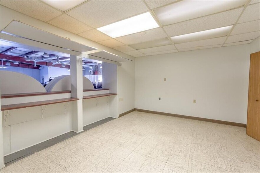 More Photos Of 6886 Wishart St, Huntsville Light Distribution For Lease