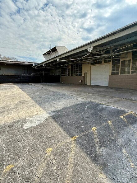 More Photos Of 911 15th St, Columbus Warehouse For Lease
