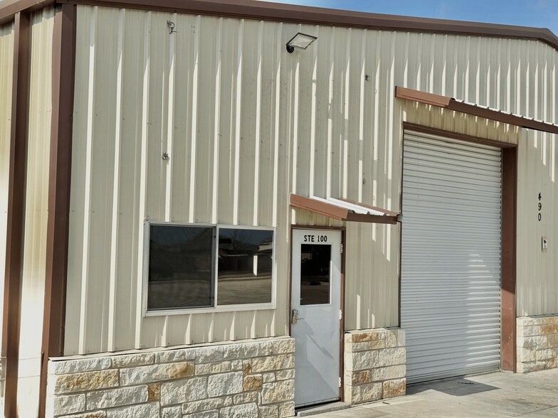 More Photos Of 490 County Road 117, Round Rock Light Manufacturing For Lease