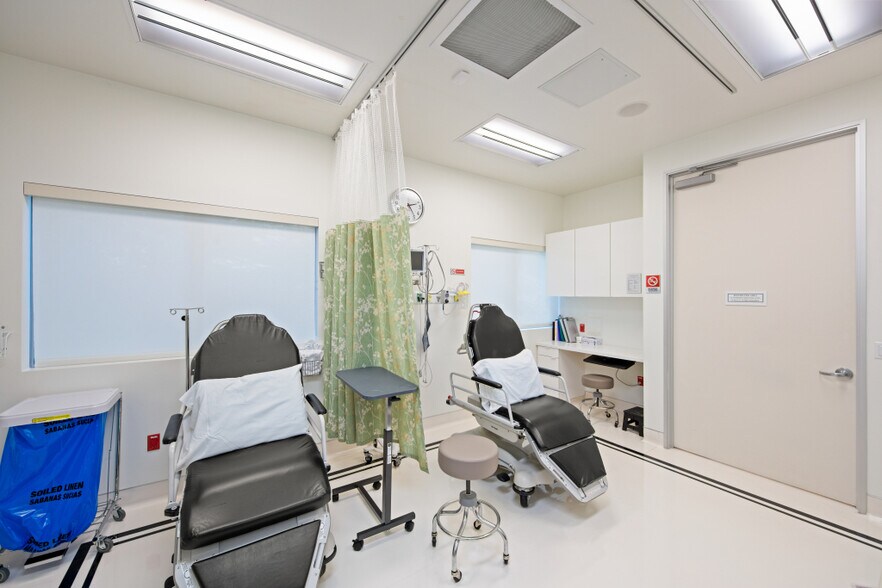 More Photos Of 11199 Sorrento Valley Rd, San Diego Office For Sale